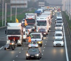 Francia/ Combustibile, è crisi: domani nuovi scioperi