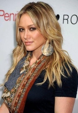 La star dei teenager Hilary Duff pensa al suo secondo romanzo
