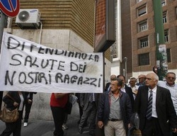 Rifiuti/ A Terzigno corteo funebre di protesta contro discarica