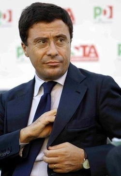 Bocchino:Se Berlusconi non in condizione di governare lo dica
