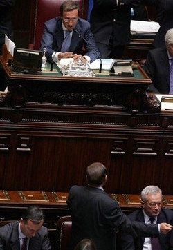 Governo/ Fini ai suoi: Appoggio esterno? Ogni ipotesi è aperta