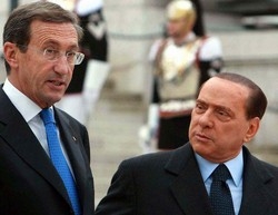 Governo/ Tra Berlusconi e Fini fitto colloquio ad Altare Patria