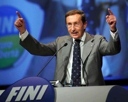 Fini battezza partito e strappa su Governo, senza spegnere cerino