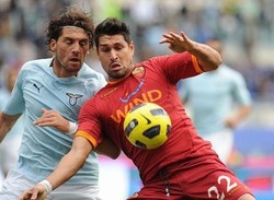 Calcio/ Il derby boccia la Lazio, la Roma vince e lancia il Milan