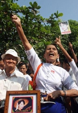 Birmania/ “Lunga vita Suu Kyi”, gridano davanti alla sua casa