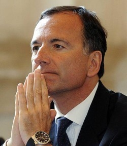 Governo/ Frattini: Berlusconi avrà la fiducia, Fli si spaccherà