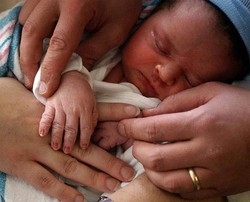 Dimesso il bimbo nato con complicazioni dopo lite tra medici