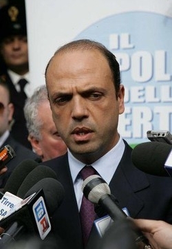 Governo/ Alfano: Se Fini non chiede dimissioni si può ragionare