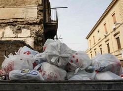 Rifiuti/ Per ogni bimbo Napoli e provincia quasi 12 kg a testa