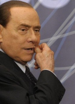 Pdl/Berlusconi vede fiducia ma si tiene pronto.E pensa nuovo logo