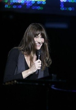 Caso Franceschi/ Carla Bruni scrive alla madre: sono commossa