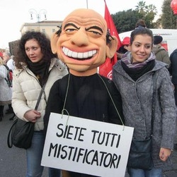 Cgil/ Studenti bruciano pupazzo Berlusconi