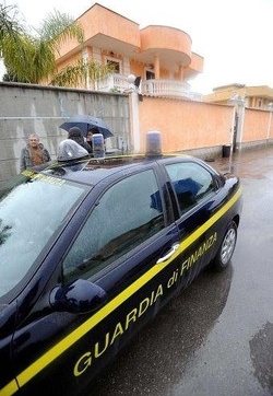 Macerata, 4 arresti per violenza sessuale su una bambina