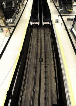 Spagna/ Cade sui binari della metro a Madrid, salvato in extremis