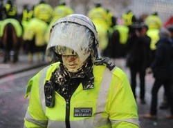 Gb/ Scontri a Londra, gravemente ferito al collo un poliziotto