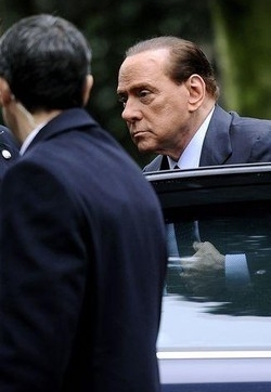 Berlusconi: Ce la faremo. Ma Fini:O si dimette al buio o sfiducia