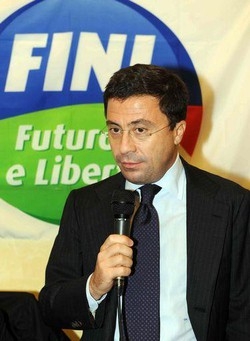 Governo/ Bocchino: Berlusconi chiede fiducia per andare al voto