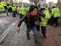GB/ Ministero interni autorizza uso idranti contro studenti