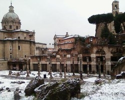 Maltempo/ Intensa nevicata sul centro di Roma: freddo e vento