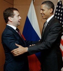 Disarmo/ Medvedev si congratula con Obama per approvazione Start
