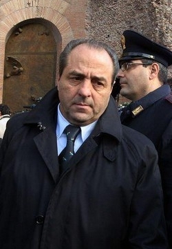 Micromega accusa: Di Pietro manipola nostri sondaggi. Ex pm nega