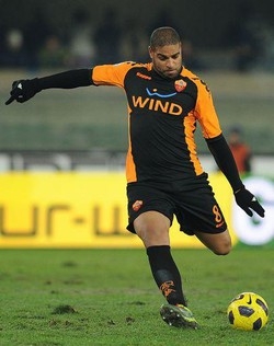Calcio/ Roma: Adriano torna in Italia solo venerdì