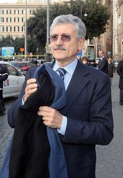 Governo/ D’Alema: Casini deve scegliere, non lo aiuti a durare