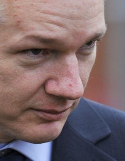 Wikileaks/ Assange: presto dati su 2000 clienti banche elvetiche