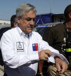 Cile/ Presidente Pinera atterra su autostrada con suo elicottero