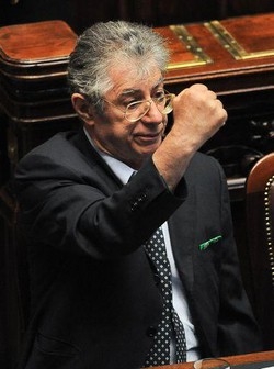 Fini/ Bossi: A me pare che che dovrebbe dimettersi
