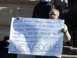 Da 35 anni in causa, due 60enni s’incatenano davanti a tribunale