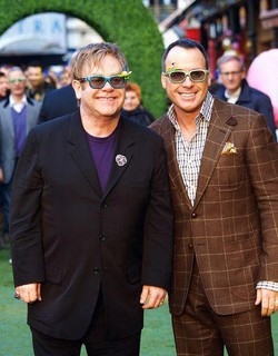 Gb/ Elton John: un orfano ucraino mi ha spinto a diventare padre