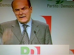 Bersani: Berlusconi vada via, 8 marzo 10 milioni firme a p.Chigi
