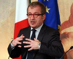 Governo/ Maroni: Noi e Berlusconi andiamo avanti con ottimismo