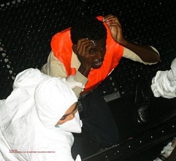 Immigrati/ In aumento arrivi a Lampedusa, Maroni lancia allarme