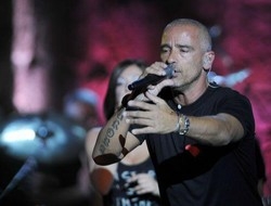 Gossip/ Eros Ramazzotti di nuovo papà a luglio