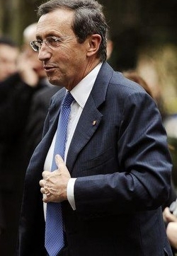 Libia/ Fini: Ridicolo il baciamano di Berlusconi a Gheddafi