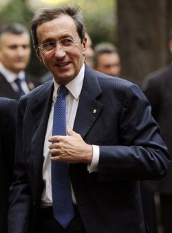 Fini: Basta con derby Berlusconi contro anti-berlusconiani