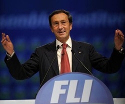 Fini contro Berlusconi: Bossi vero premier. Poi attacca Vespa
