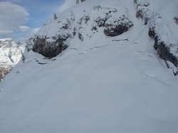 Valanga Belluno, estratta viva sotto la neve donna dispersa