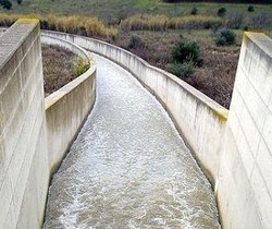 A Foggia discarica abusiva spacca condotta: 35mila senz’acqua