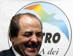 Referendum/ Di Pietro sfida:Voto politico per cacciare Berlusconi