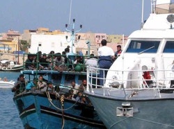 Immigrati/ A Lampedusa nuovi sbarchi, da Tripoli ‘nave fantasma’