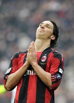 Calcio/ Ridotta la squalifica di Ibra ma niente derby