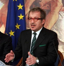 Immigrati/ Maroni:Premier vada in Tunisia, accordo va rispettato