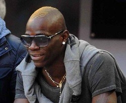 Calcio/ Manchester: distrutta la Maserati di Balotelli