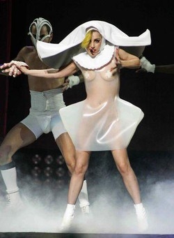 Crociata del Pdl Firenze contro Lady Gaga: Stop video blasfemo