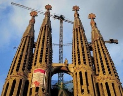Barcellona, la Sagrada Familia evacuata per un incendio doloso