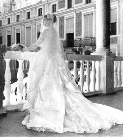 Gb/ Kate come Grace Kelly, corpetto di pizzo e ampia gonna