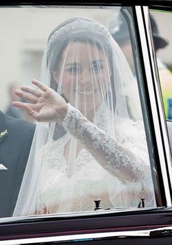 Gb/ Kate indossa la tiara “halo” della Regina,segno “obbedienza”